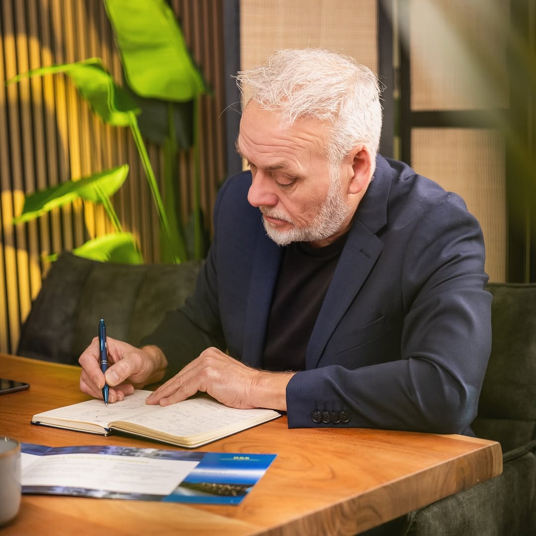 Een verwerkingsplan doornemen aan tafel