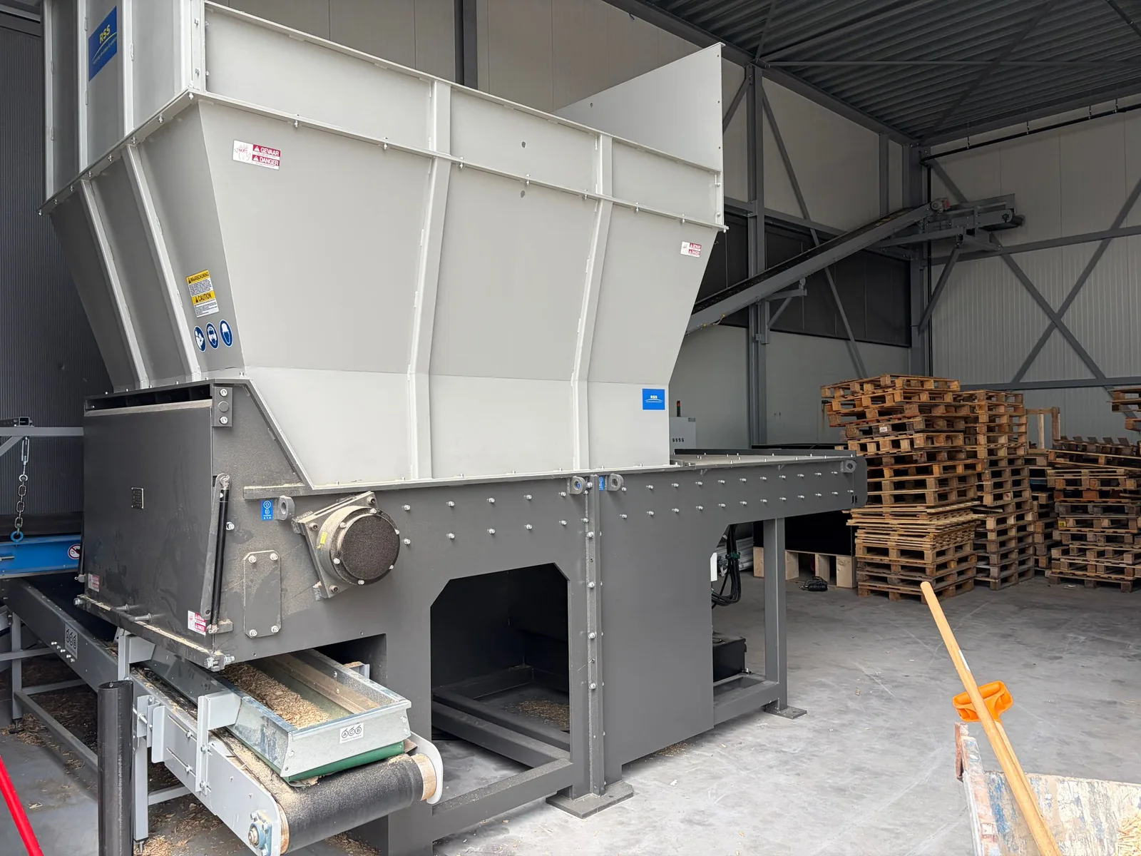 Een RSS single shaft shredder in een hal