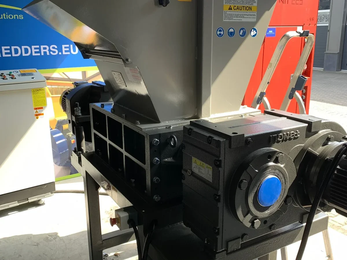 Compacte two shaft shredder van RSS met zwarte planetaire reductiekast